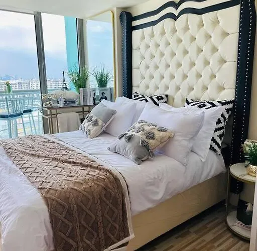 Azure Urban - St Tropez Tower Staycation Unit With A European Touch