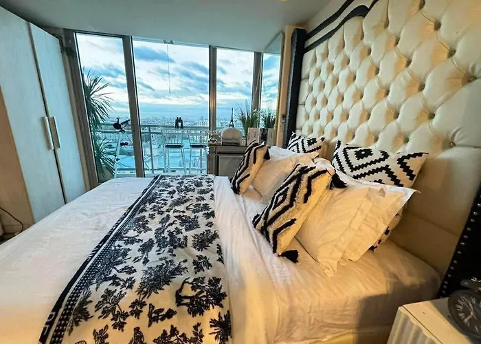 Azure Urban - St Tropez Tower Staycation Unit With A European Touch Apartment